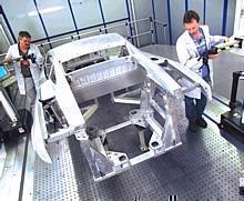 Neckarsulm: Zwei Mitarbeiter kontrollieren die Vermessungen des Alu Space Frame vom Lamborghini Gallardo.